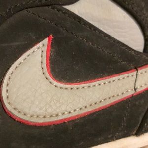 Jordan 1. Sorry but I can clean. Size 9.5. I’ve had for a month